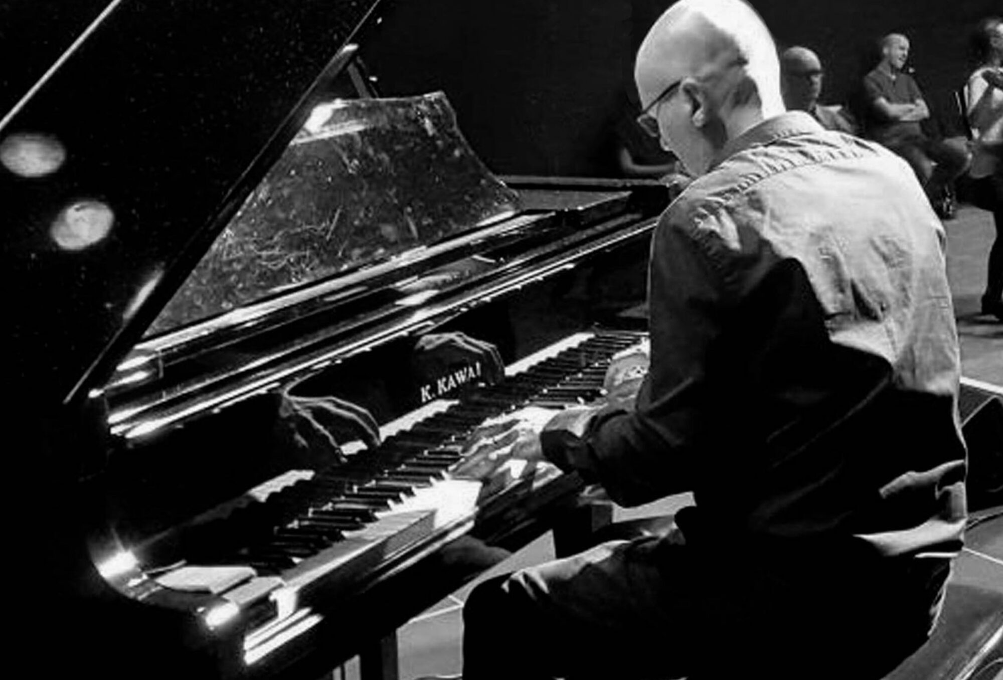 au piano